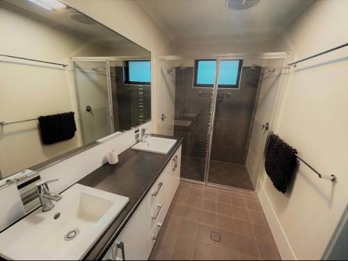 a bathroom with a sink and a shower at Shore Beats Workin in Esperance