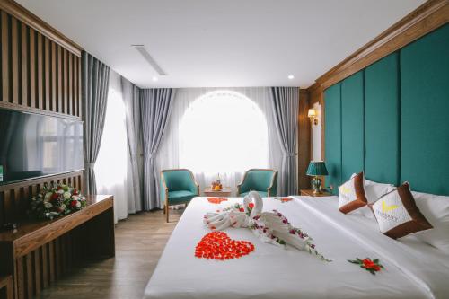 Postel nebo postele na pokoji v ubytování Prosperity Boutique Halong Hotel & Restaurent