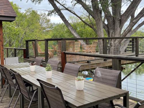 Un balcón o terraza en Treetop River Cabins on the Guadalupe River