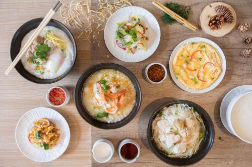 Comida en o cerca de este hotel