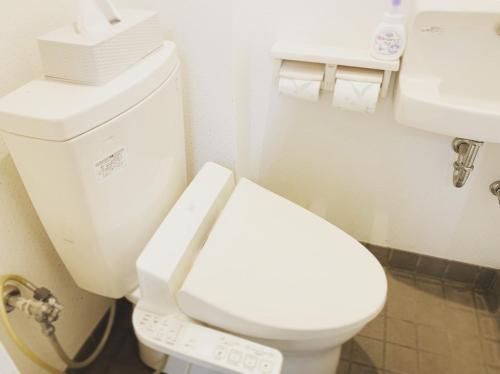 豊岡市にあるPrivate guest house with veranda without bath and shower - Vacation STAY 47236vの白いトイレと洗面台のあるバスルーム