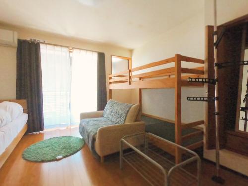 豊岡市にあるPrivate guest house with veranda without bath and shower - Vacation STAY 47236vのリビングルーム(二段ベッド1組、椅子付)