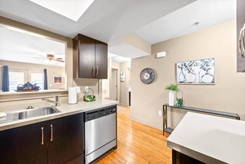 Η κουζίνα ή μικρή κουζίνα στο The Lofts of Downtown (540 N 2nd St, #105)