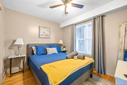 Ένα ή περισσότερα κρεβάτια σε δωμάτιο στο The Lofts of Downtown (540 N 2nd St, #105)