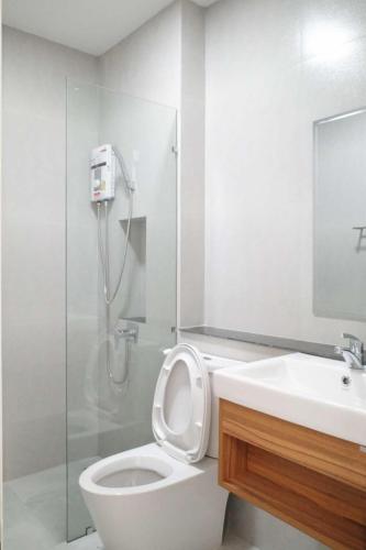 a bathroom with a shower and a toilet and a sink at VIYA residence วิยา เรสซิเด้นท์ in Ban Phala