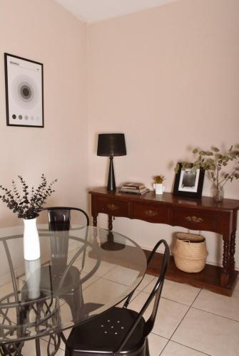 a dining room with a glass table and a desk at CASA EN LA MEjOR UBICACION, CONSULADO in Hermosillo