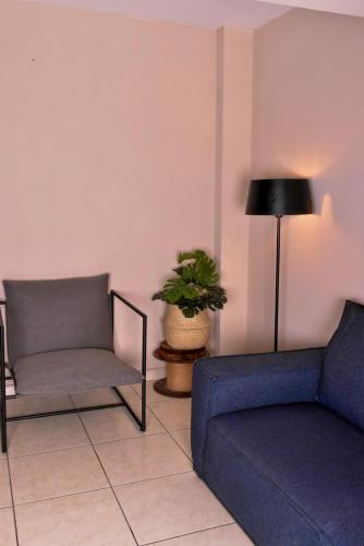 a living room with a couch and a plant at CASA EN LA MEjOR UBICACION, CONSULADO in Hermosillo