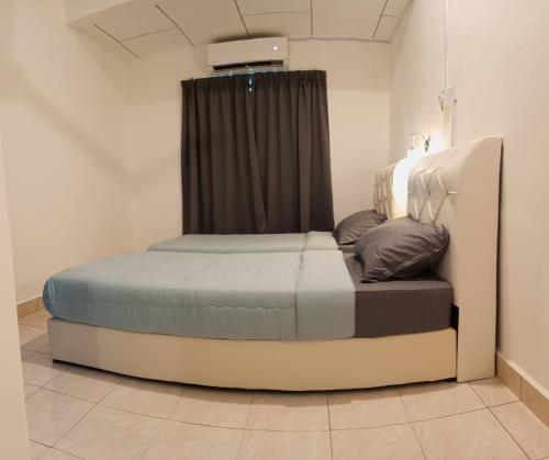 Ένα ή περισσότερα κρεβάτια σε δωμάτιο στο Paktamhomestay
