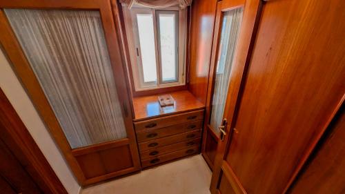 a small room with a dresser and a window at Viña Home in Torre del Mar