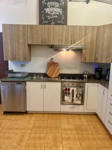 Una cocina o cocineta en Unique & Affordable Glamping
