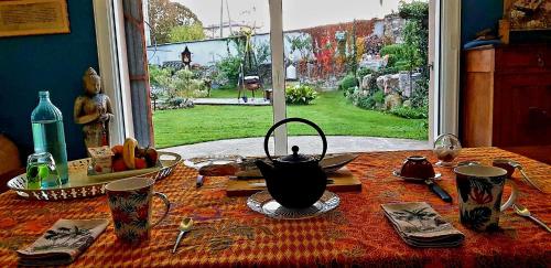une table avec une théière au-dessus d'une table dans l'établissement les Box chambre d'hôtes, à Figeac