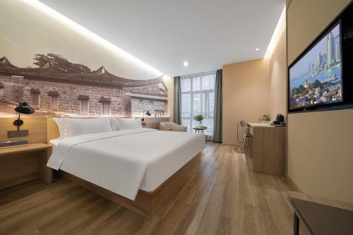 Телевизор и/или развлекательный центр в Youth Sunshine Hotel