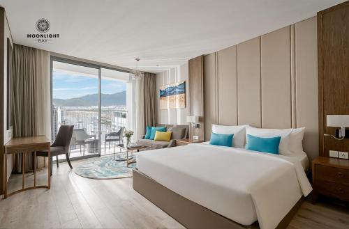 芽庄Moonlight Bay Panorama Condotel Ocean View的一间带大床的卧室和一间客厅
