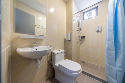 a bathroom with a toilet and a sink at Royo Homestay in Palas Horizon in Brinchang