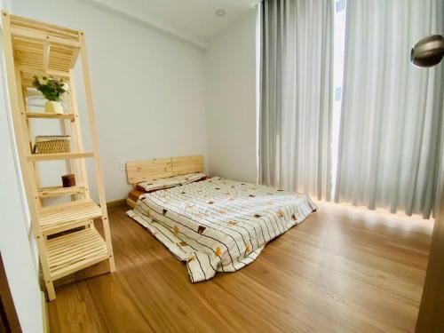 Ein Bett oder Betten in einem Zimmer der Unterkunft Căn hộ 2 phòng ngủ Bcons Garden view Landmark 81