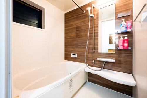 ein Badezimmer mit Badewanne, Toilette und Waschbecken in der Unterkunft White Hotel Tsuruhashi in Osaka