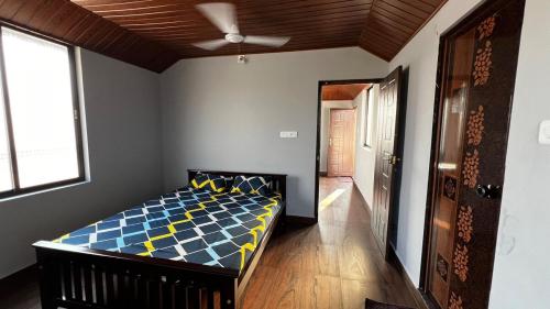 Ένα ή περισσότερα κρεβάτια σε δωμάτιο στο Hassle-free rooftop cabin near Manipal