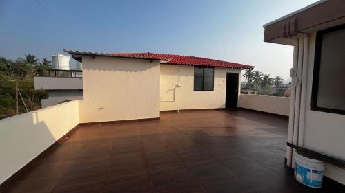 Μπαλκόνι ή βεράντα στο Hassle-free rooftop cabin near Manipal