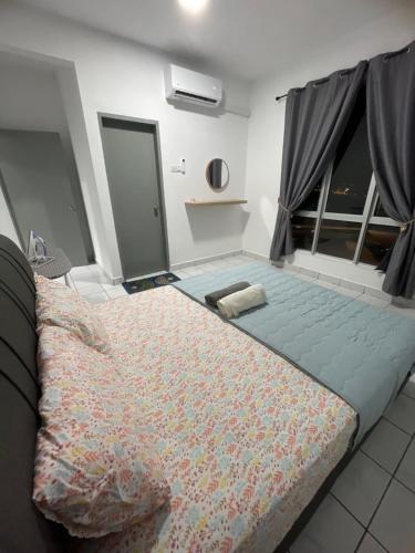 Ένα ή περισσότερα κρεβάτια σε δωμάτιο στο Ruma3 Homestay Melaka