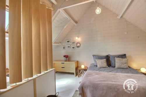 a bedroom with a bed in a attic at La villa de la lieue de greve in Plestin-les-Grèves