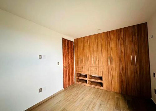 ein leerer Raum mit einem Holzschrank und Holzböden in der Unterkunft Belond Dep in Mexiko-Stadt