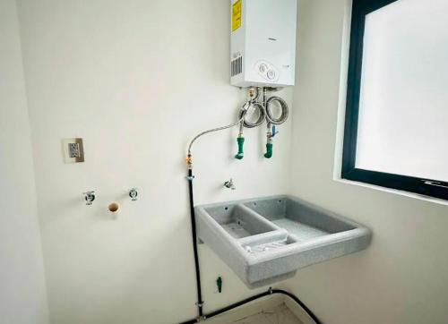 ein Badezimmer mit einem Waschbecken an der Wand in der Unterkunft Belond Dep in Mexiko-Stadt