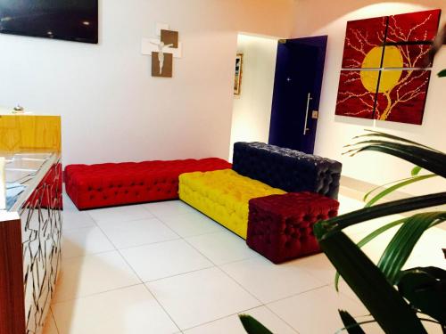 pokój z dwoma kolorowymi siedzeniami w pokoju w obiekcie Hotel Zodiaco w mieście Porto Cesareo