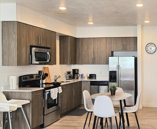 Kuchyň nebo kuchyňský kout v ubytování Resort style 1 King and Twin Apt w Gym Pool Hot Tub