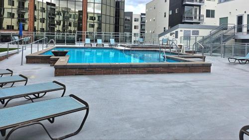 Bazén v ubytování Resort style 1 King and Twin Apt w Gym Pool Hot Tub nebo v jeho okolí