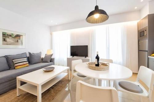 Naousa Center Living