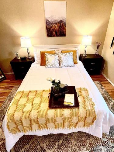 Un dormitorio con una gran cama blanca y una bandeja. en The Palm Comfortably luxurious family home, en Meridian