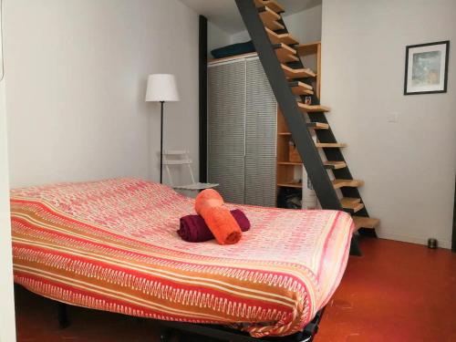 - un lit avec un animal farci à l'orange dans une pièce dans l'établissement Spacieux T4 familial quartier gare, à Montpellier