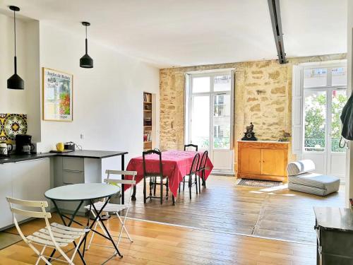 une cuisine et une salle à manger avec une table et des chaises dans l'établissement Spacieux T4 familial quartier gare, à Montpellier