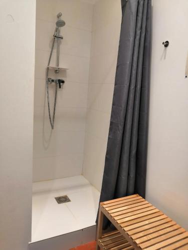 une salle de bain avec une douche avec un rideau de douche dans l'établissement Spacieux T4 familial quartier gare, à Montpellier