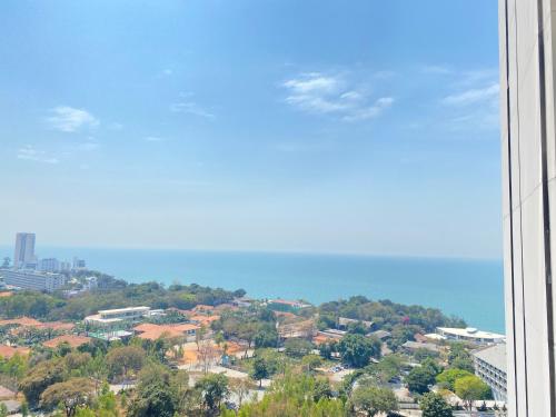Vue générale sur la mer ou vue sur la mer prise depuis l'appartement