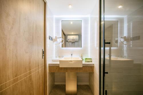 Bilik mandi di Zhujiajian Chunyu Qiushe Apartment
