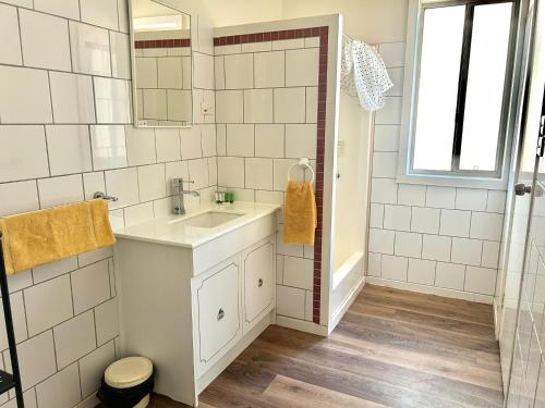 Ein Badezimmer in der Unterkunft The Black Sparrow