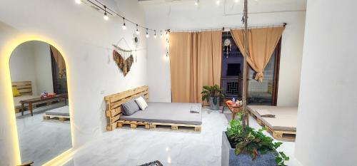 a bedroom with a bed in the middle of a room at Sứ Ca Homestay - tầng áp mái 35m2 cho 4-6 người tại Vinhomes Ocean Park 2,3 in HÆ°ng YÃªn