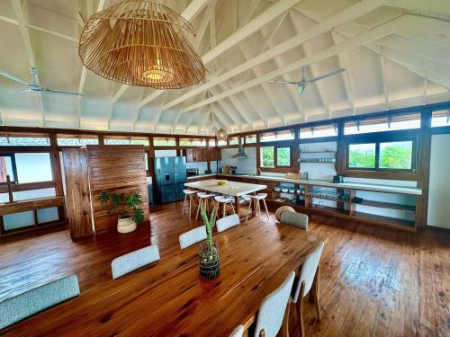 a large living room with a table and chairs at Makana 7 in Ponta Mamoli
