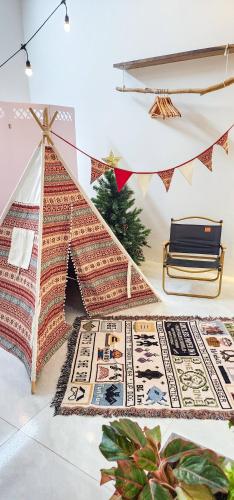 a living room with a rug and a dog house at Sứ Ca Homestay - tầng áp mái 35m2 cho 4-6 người tại Vinhomes Ocean Park 2,3 in HÆ°ng YÃªn