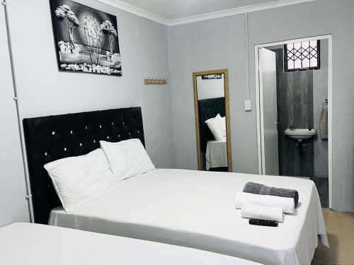 Ένα ή περισσότερα κρεβάτια σε δωμάτιο στο GM Lodge