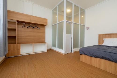 a bedroom with a bed and glass walls at Villa Fiorenza I in Sampal 2