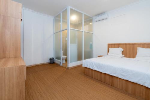 a bedroom with a bed and a glass wall at Villa Fiorenza I in Sampal 2