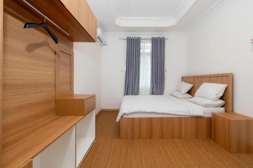 a small bedroom with a bed and a window at Villa Fiorenza I in Sampal 2