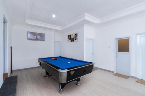 a room with a pool table in a room with white walls at Villa Fiorenza I in Sampal 2