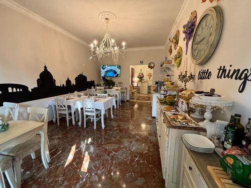 un comedor con mesas y un reloj en la pared en Mami Guest House Rome, en Roma
