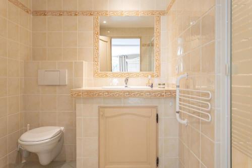 une salle de bain avec toilettes, lavabo et miroir dans l'établissement Charming Villa in the South of France with Private Pool and Gardens, à Tourrettes