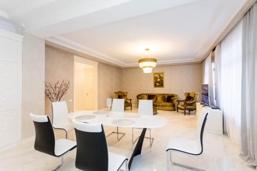Posezení v ubytování Central Elegant Apartment