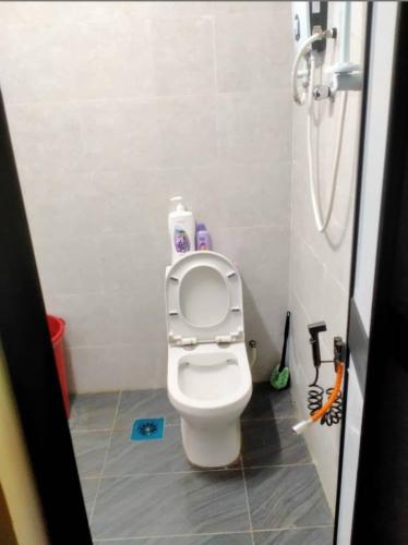 un piccolo bagno con wc e doccia di D Baity Homestay Gemas - MALAY ONLY a Gemas
