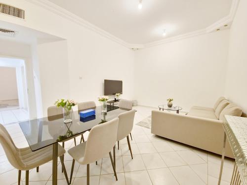 Televisyen dan/atau pusat hiburan di HARF22-G01-02 Cozy 2BR Apt in Abu Dhabi city